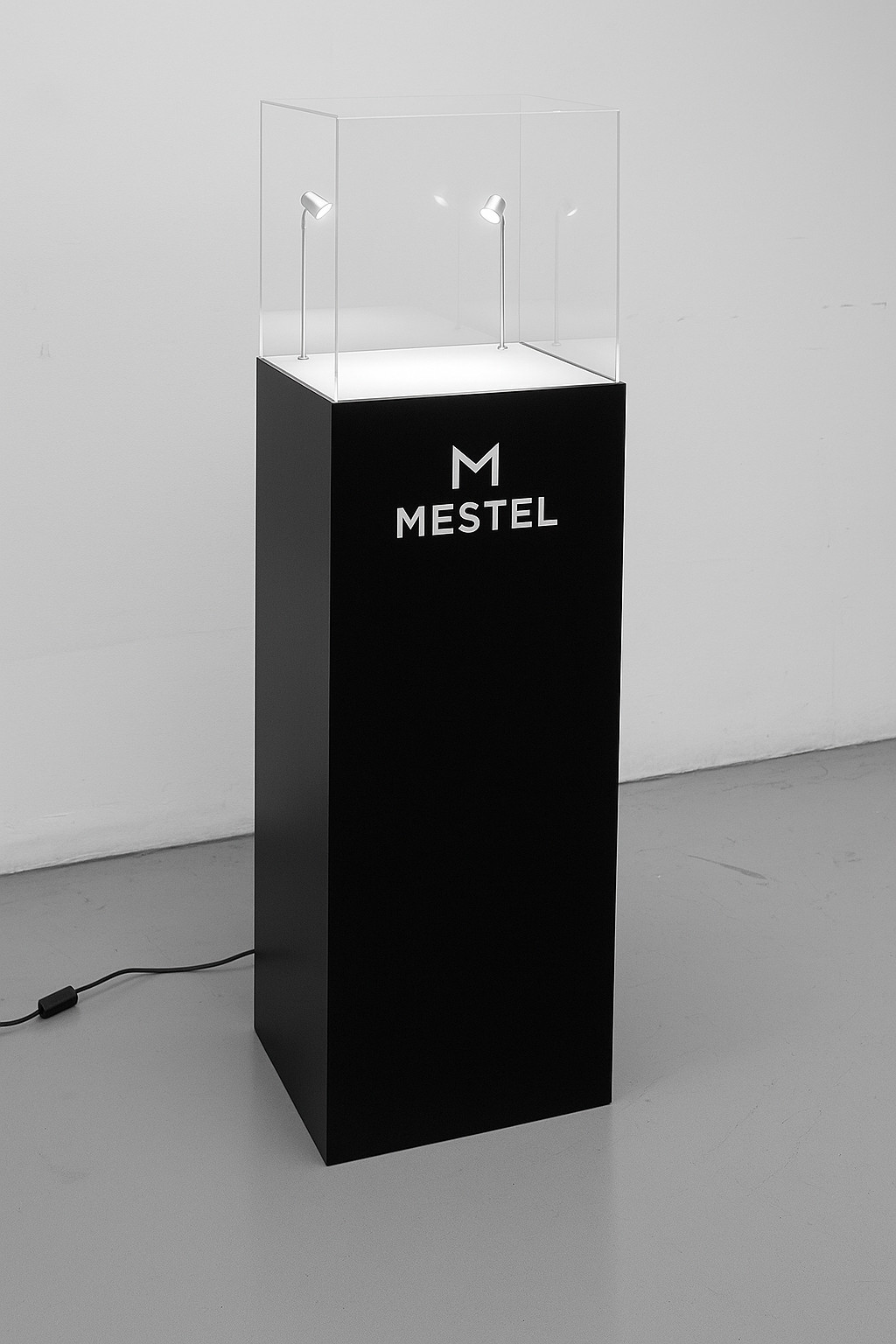totem da terra laccato nero con teca in plexiglass e faretto led